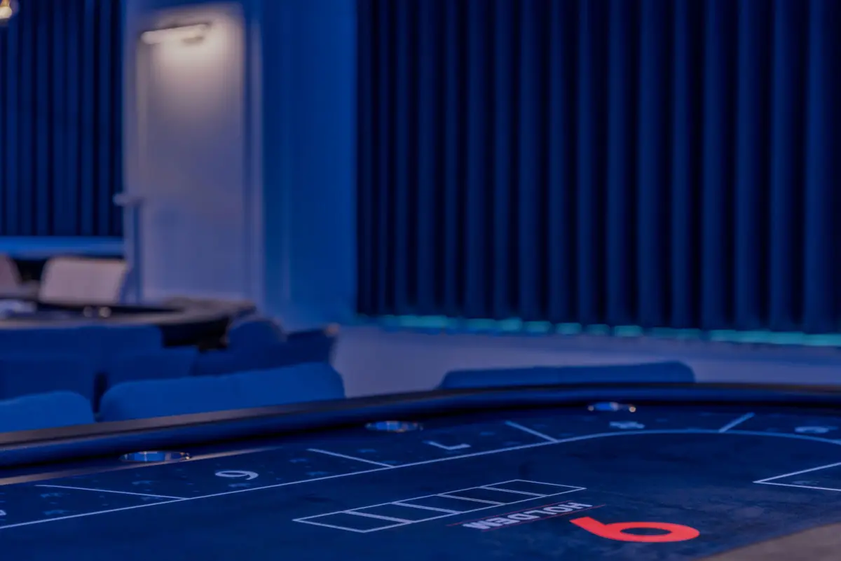 프리미엄 홀덤 테이블의 감각적인 디테일